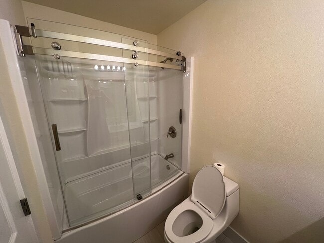 Building Photo - Newly Remodeled 3 bedroom 2 bath home in a great Location.