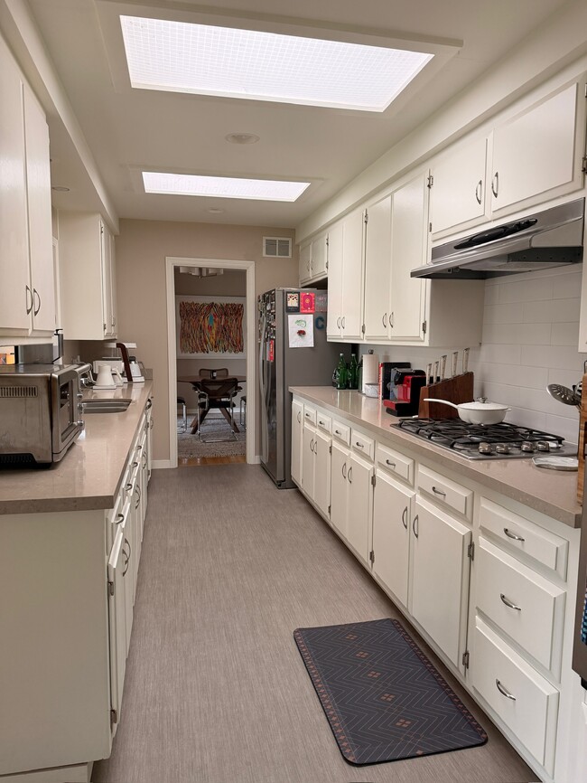 Building Photo - 3860 Linda Vista Ave