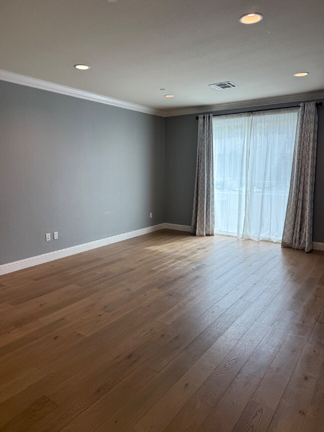 Building Photo - Gorgeous 3 Bed, 2.5 Bath Condo in Perfect ...