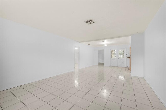 Building Photo - 117 SW 4 Ave