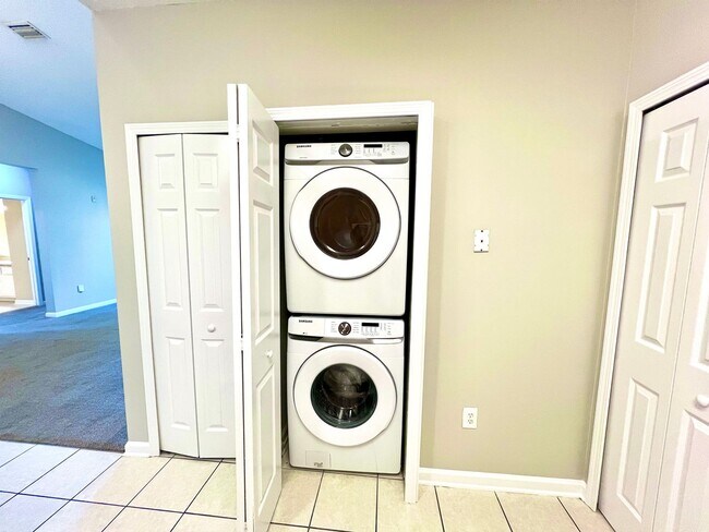 Building Photo - Charming 3-Bed, 2-Bath Condo in Key West-S...