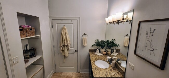 Building Photo - 918 W Belmont Ave