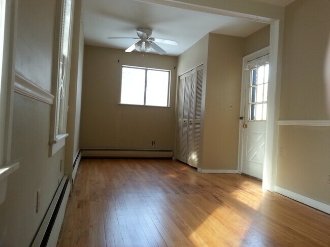 Building Photo - 514 W Breckenridge St