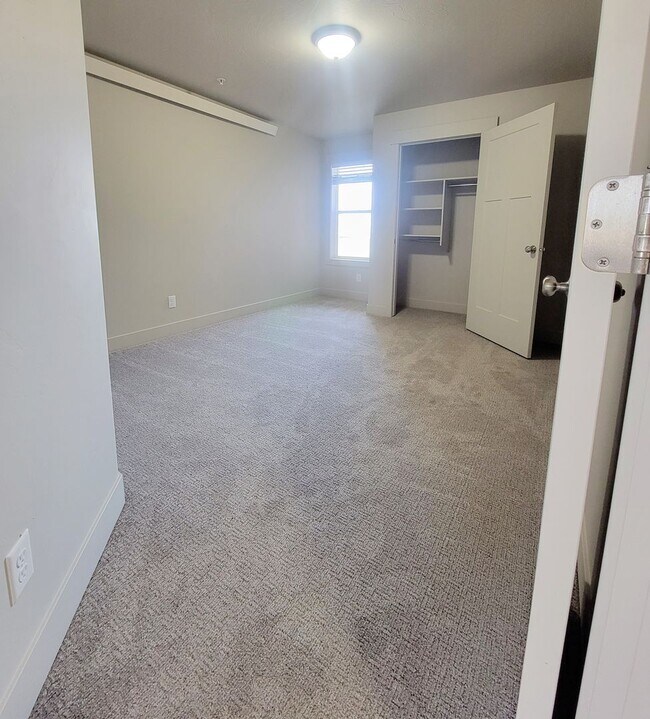Building Photo - Modern and Open 3 Bedroom, 2 Bathroom Apartment for Rent in Idaho Falls by Real Property Manageme...