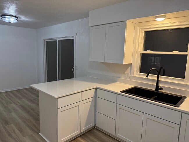 Building Photo - 250 Westridge Rd