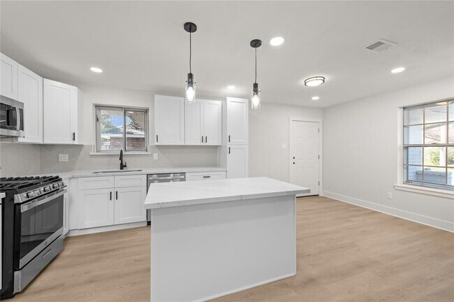 Building Photo - 1107 Progreso Dr
