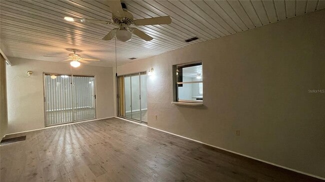 Building Photo - 253 W Lake Ina Dr