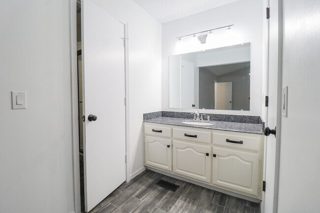Building Photo - 3 Bed | 2 Bath | South Tulsa