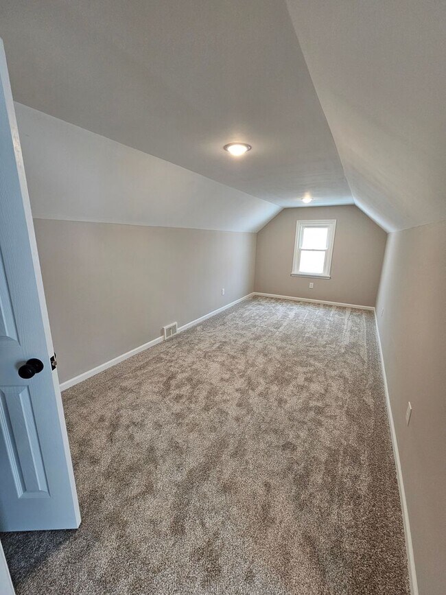 Building Photo - Beautiful Parma Heights 3 Bedroom