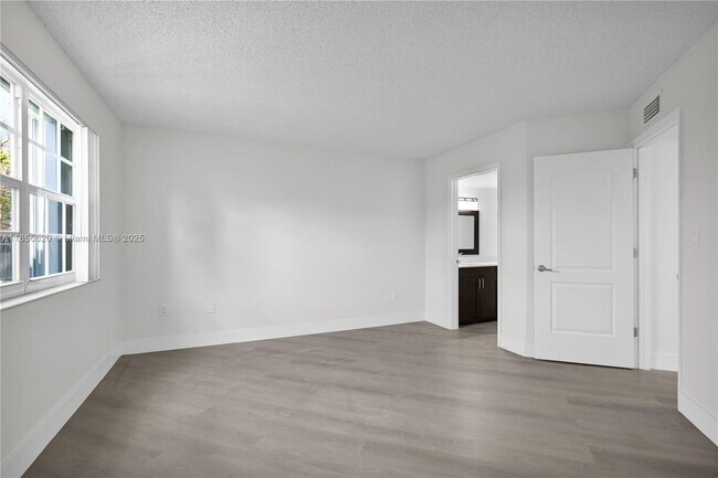 Building Photo - 9715 Fontainebleau Blvd