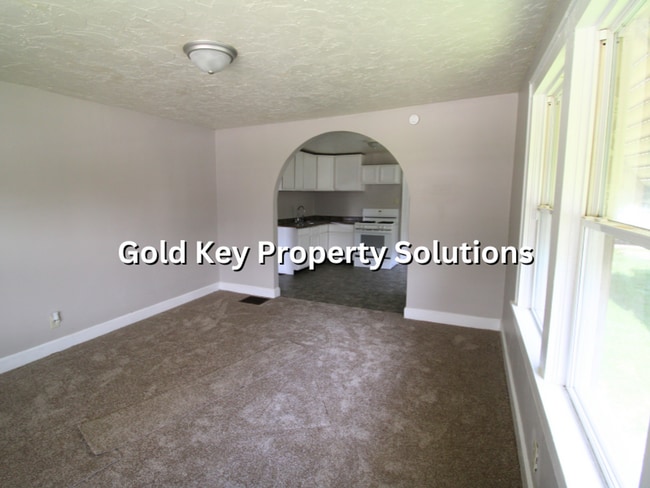 Building Photo - 3 BR 1 BA House with Central Air and Detached Garage (NO SECTION 8)