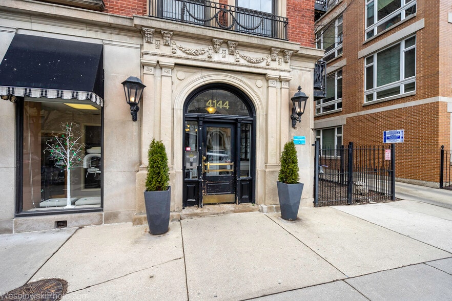 building entrance - 4144 N Sheridan Rd