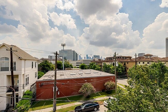 Building Photo - 513 Leverkuhn St