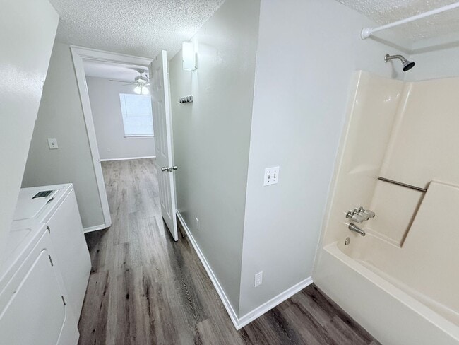 Building Photo - 2/2 House 1 mile from campus and the square