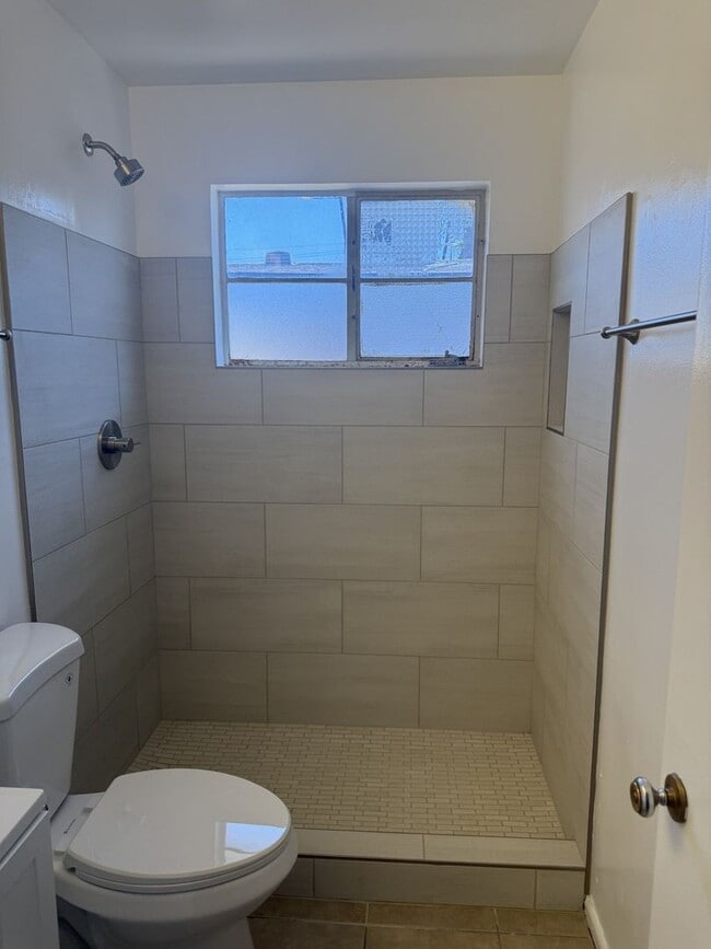 Building Photo - 2718 E Glenrosa Ave