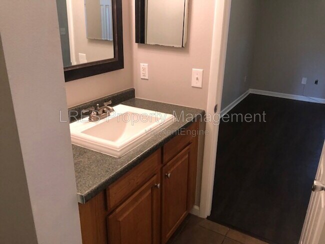 Building Photo - 1406 Northlake Dr