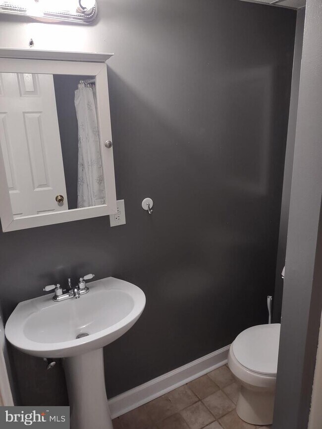 Building Photo - 351 Skyview Dr