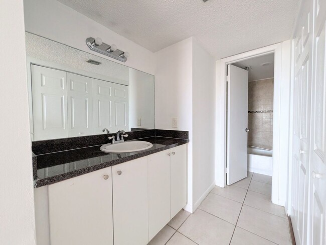 Building Photo - Spacious 2BR/2BA Residence – Great Kendall Location