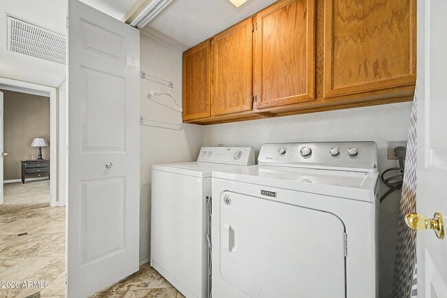 Building Photo - 4106 E Sunnyside Dr