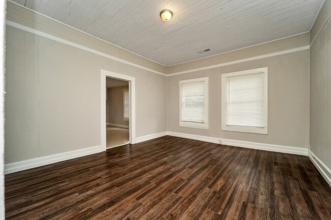 Building Photo - Cozy, Stylish, and Newly Renovated in the ...