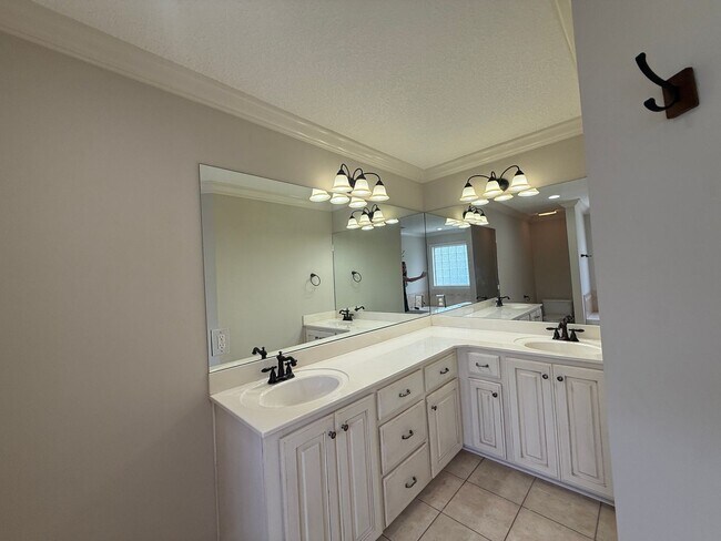 Building Photo - 131 Gallery Way