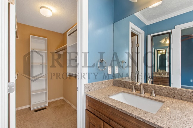 Building Photo - 5911 Hartford Dr
