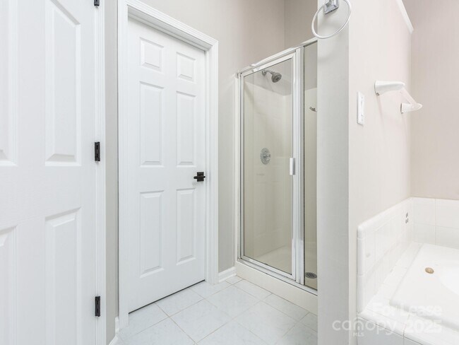 Building Photo - 6211 Rosebriar Ln