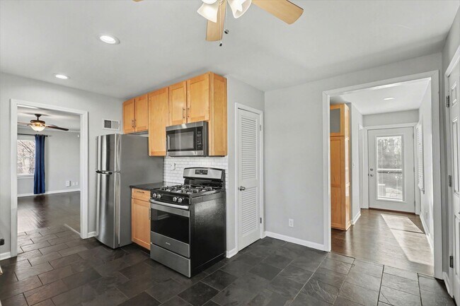 Building Photo - Remodeled 2 Bedroom 1.5 Bath - Overland Park