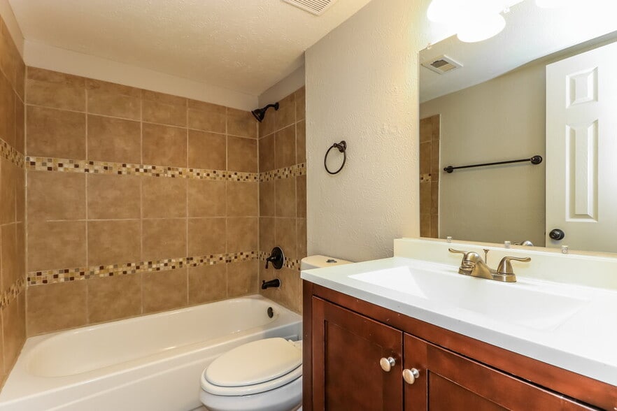 Building Photo - 2321 Clareton Dr