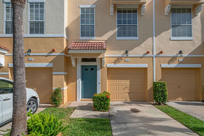 Building Photo - 3 Bed 2, Full Bath, 2 Half Bath, 1 Car Garage Townhome near MacDill AFB