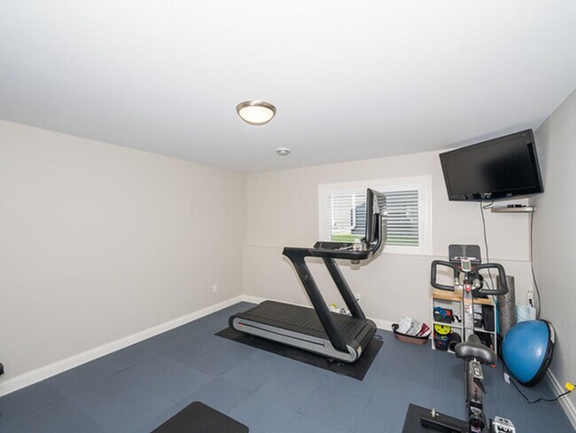 Building Photo - Beautiful 5 Bedroom Single Family Home