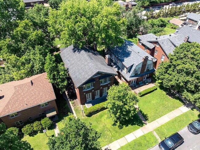 Building Photo - Gorgeous U-City Pershing Ave 4 bedroom/3 bath GEM - Fully Furnished with CLASS AND ELEGANCE - Mus...