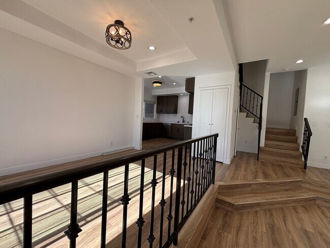 Building Photo - Remodeled 3 Bed 3 Bath Townhome for Rent in Glendale, CA