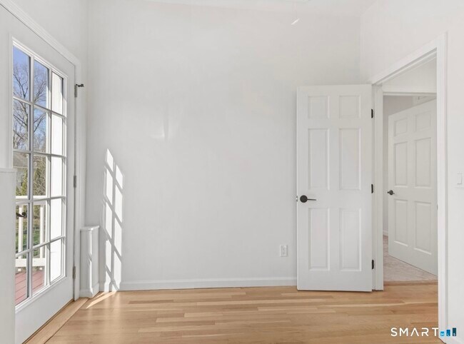 Building Photo - 709 Tunxis Hill Rd