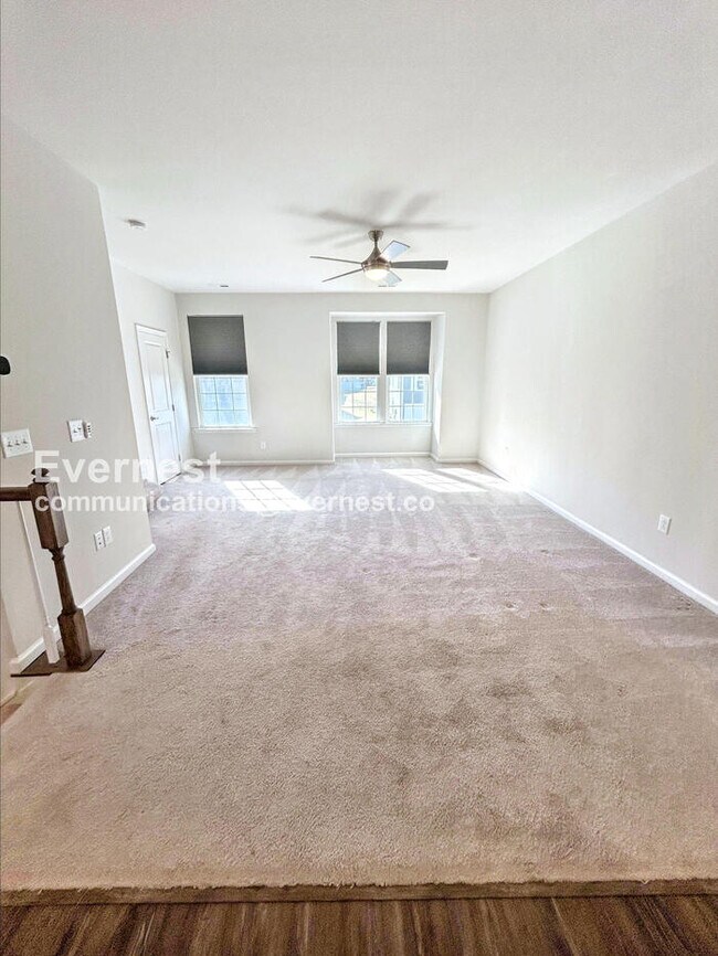 Building Photo - 4 Bed/3.5 Bath Townhome with Garage / Pet-...
