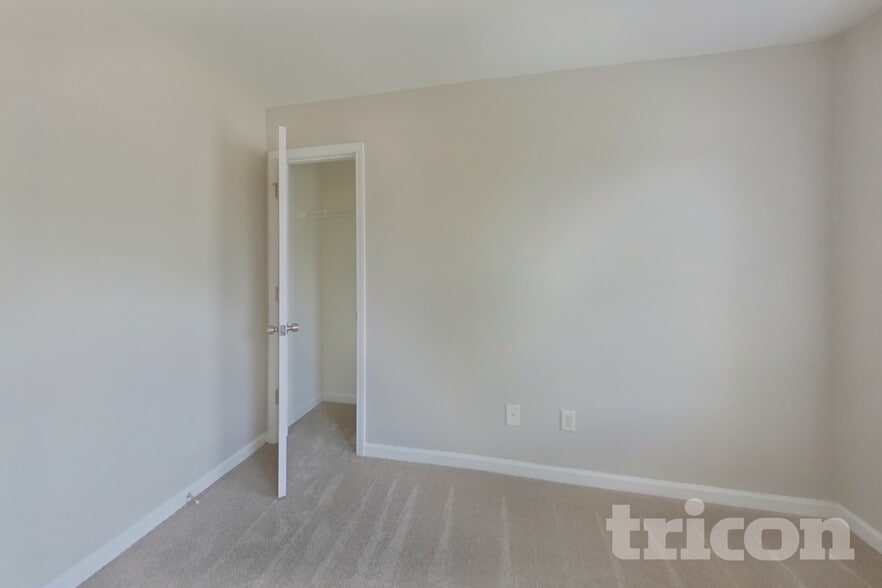 Building Photo - 12264 Crestwood Ct