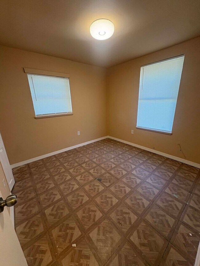 Building Photo - 221/223/225/227 Maria Street