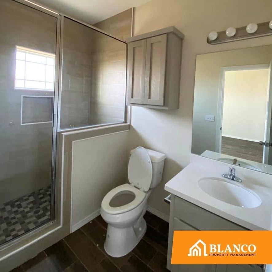 Building Photo - 1008 Calle Naranja