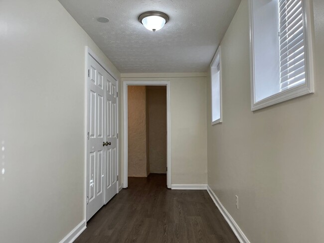 Building Photo - Spacious 3/2 Duplex Unit w/ Bonus Room Min...