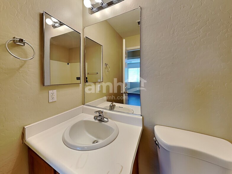 Building Photo - 1802 S 63rd Ln