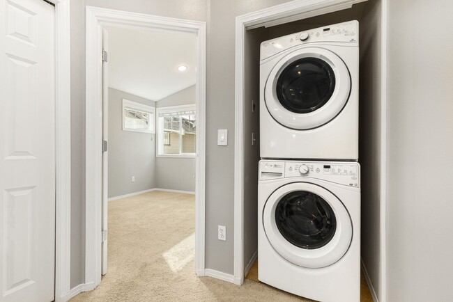 Building Photo - Lake City Townhouse 2 Bedroom 1.5 bath