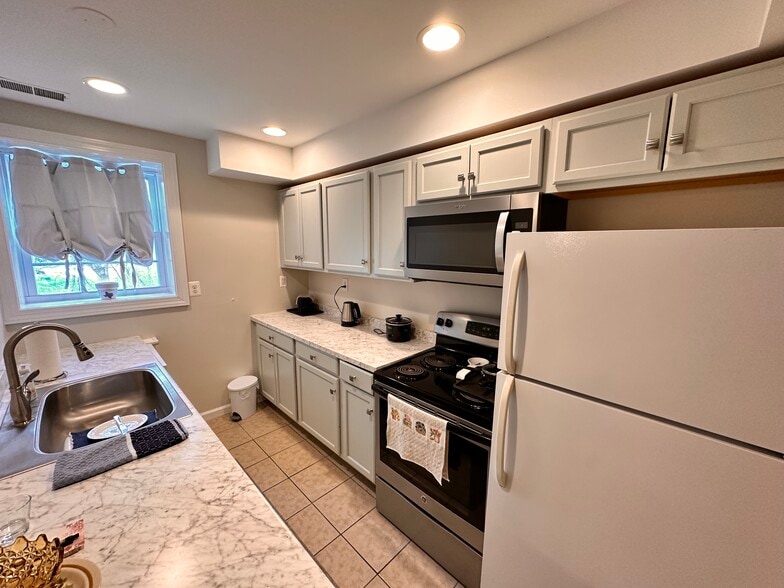 Building Photo - 53 Paw Paw Dr