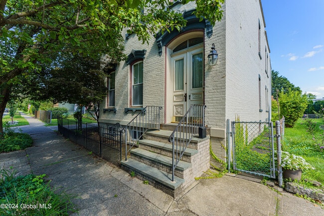 Building Photo - 1011 24th St
