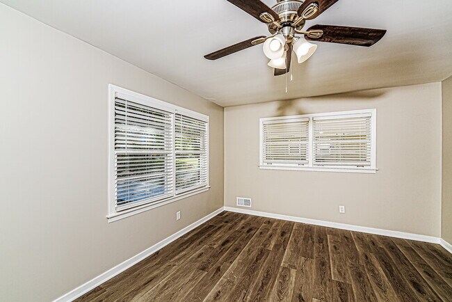 Building Photo - 1716 2nd St NE