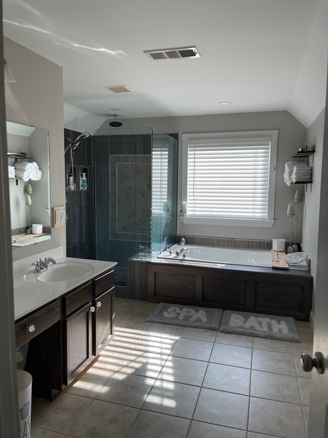 Building Photo - 1423 Kilchis Falls Way