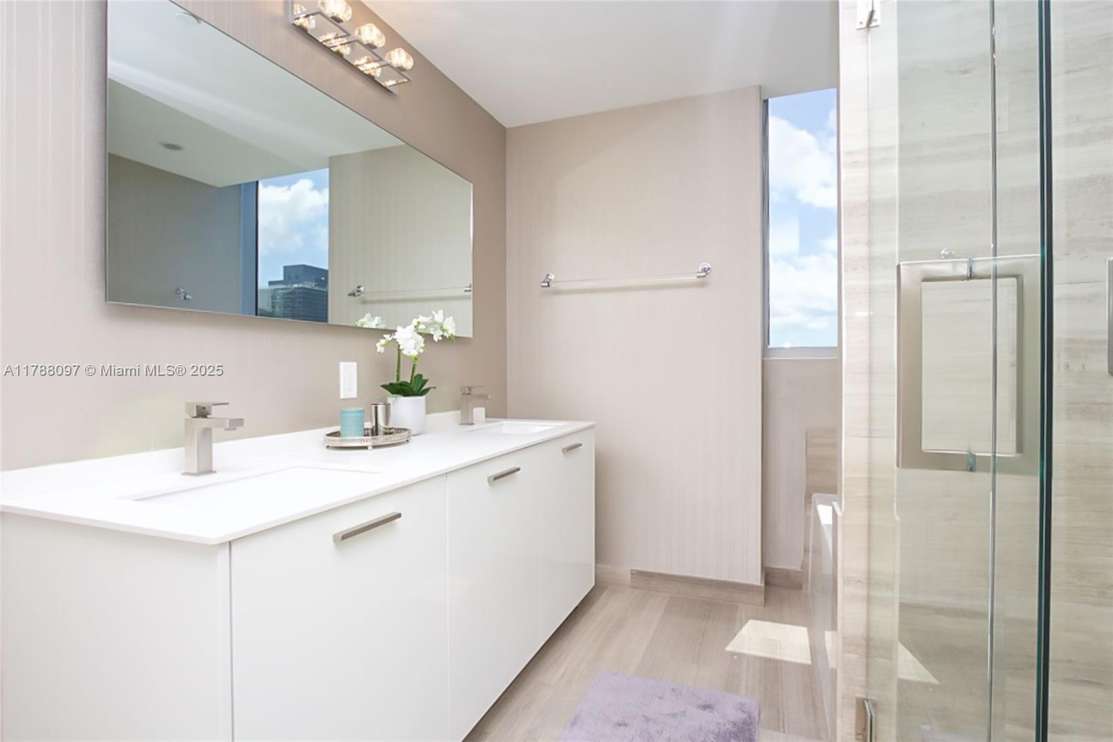 Building Photo - 1300 Brickell Bay Dr