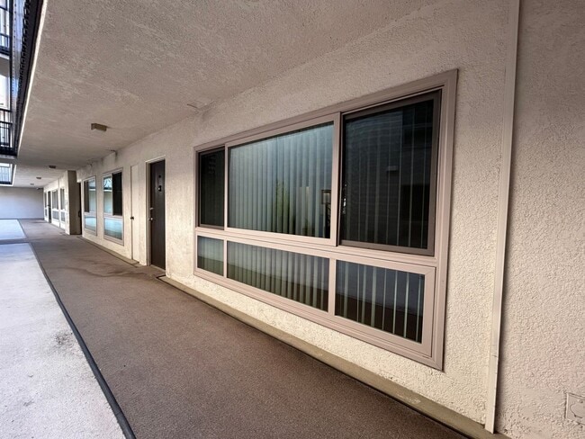 Building Photo - Fox Hills 2 Bd Condo *$500.00 Off First Month's Rent!*