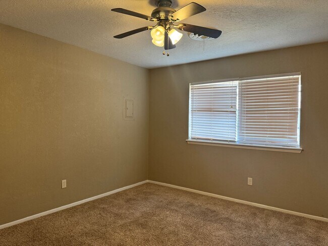 Building Photo - 6605 NW Denver Ave