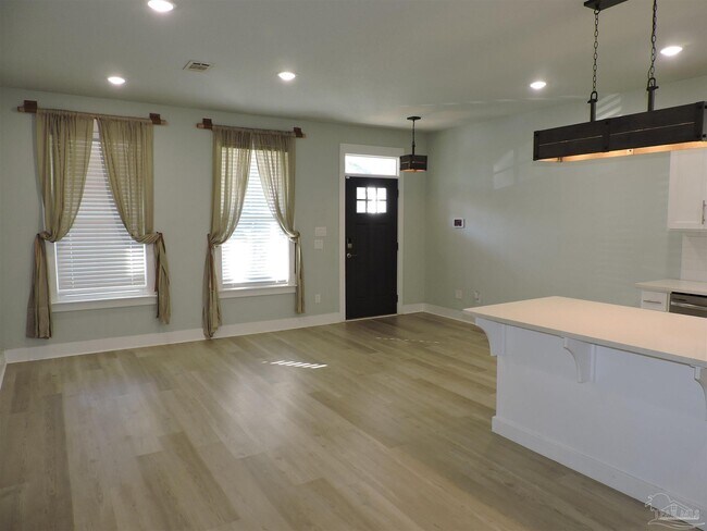 Building Photo - 1058 W Brainerd St