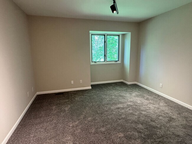 Building Photo - 1 Bedroom, 1 Bathroom Townhouse in High Point!